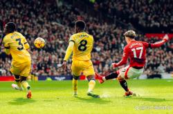 开云官网-曼联攻势猛烈，客场轻松击败对手