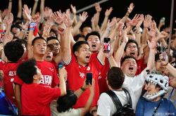 开云在线直播-热衷篮球！年轻球迷疯狂欢呼