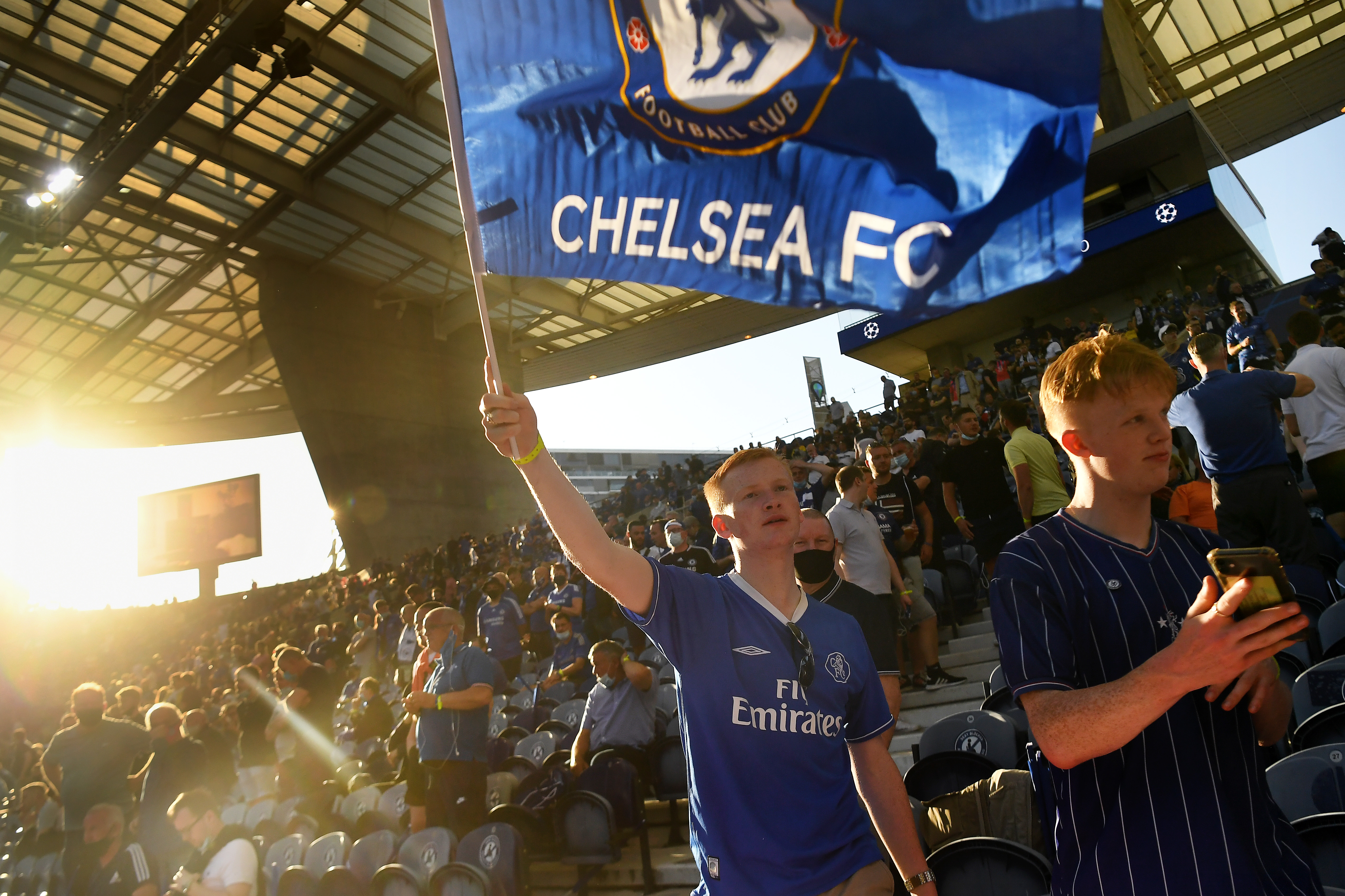 包含一场足球赛场风云变幻，球迷狂热呐喊的词条