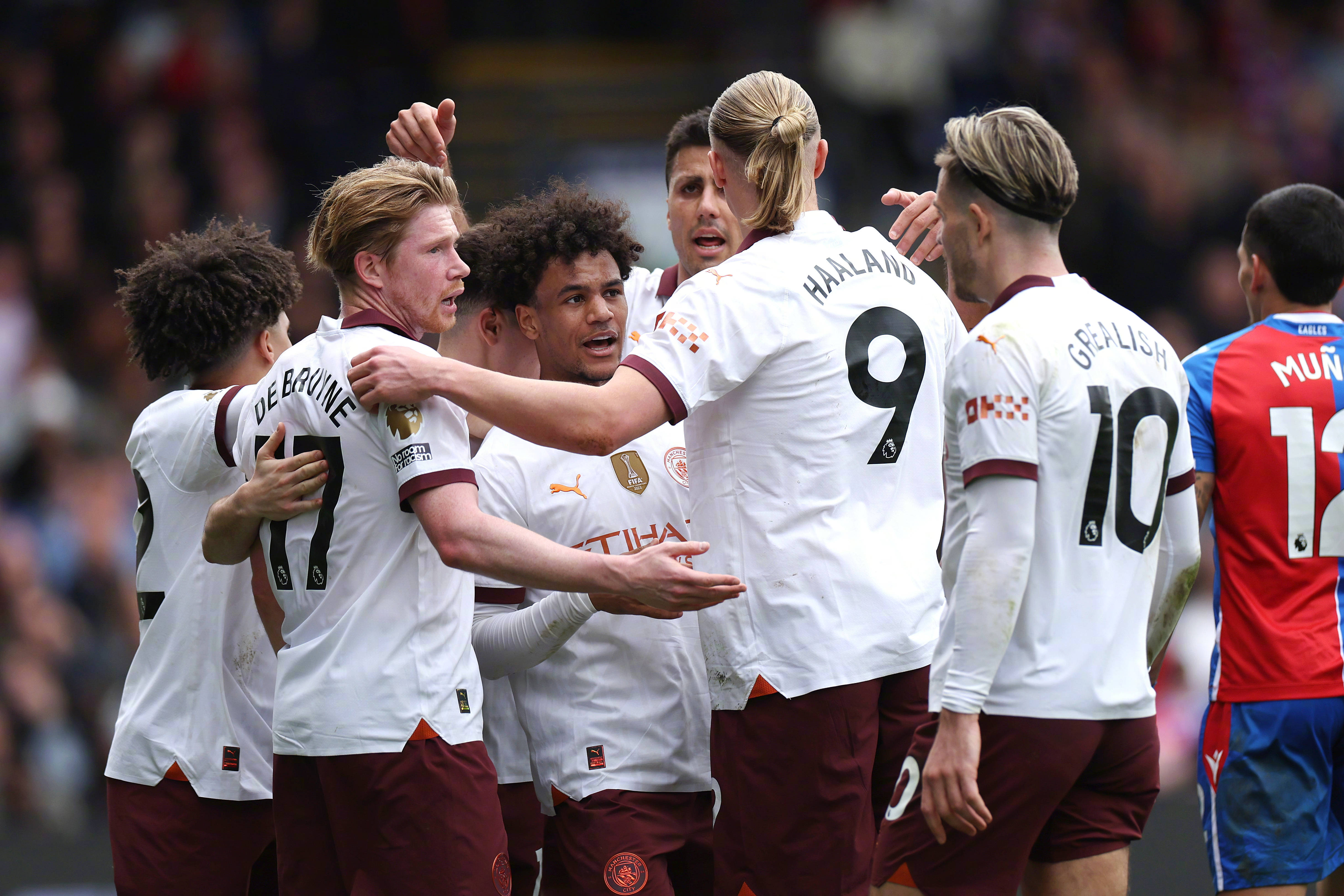 曼城再度蝉联冠军，赢得球迷赞誉的简单介绍