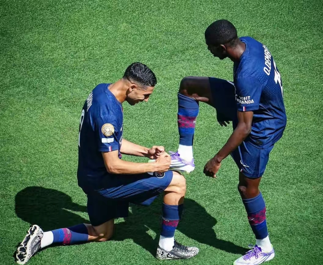 足球场上，每一场角逐都扣人心弦