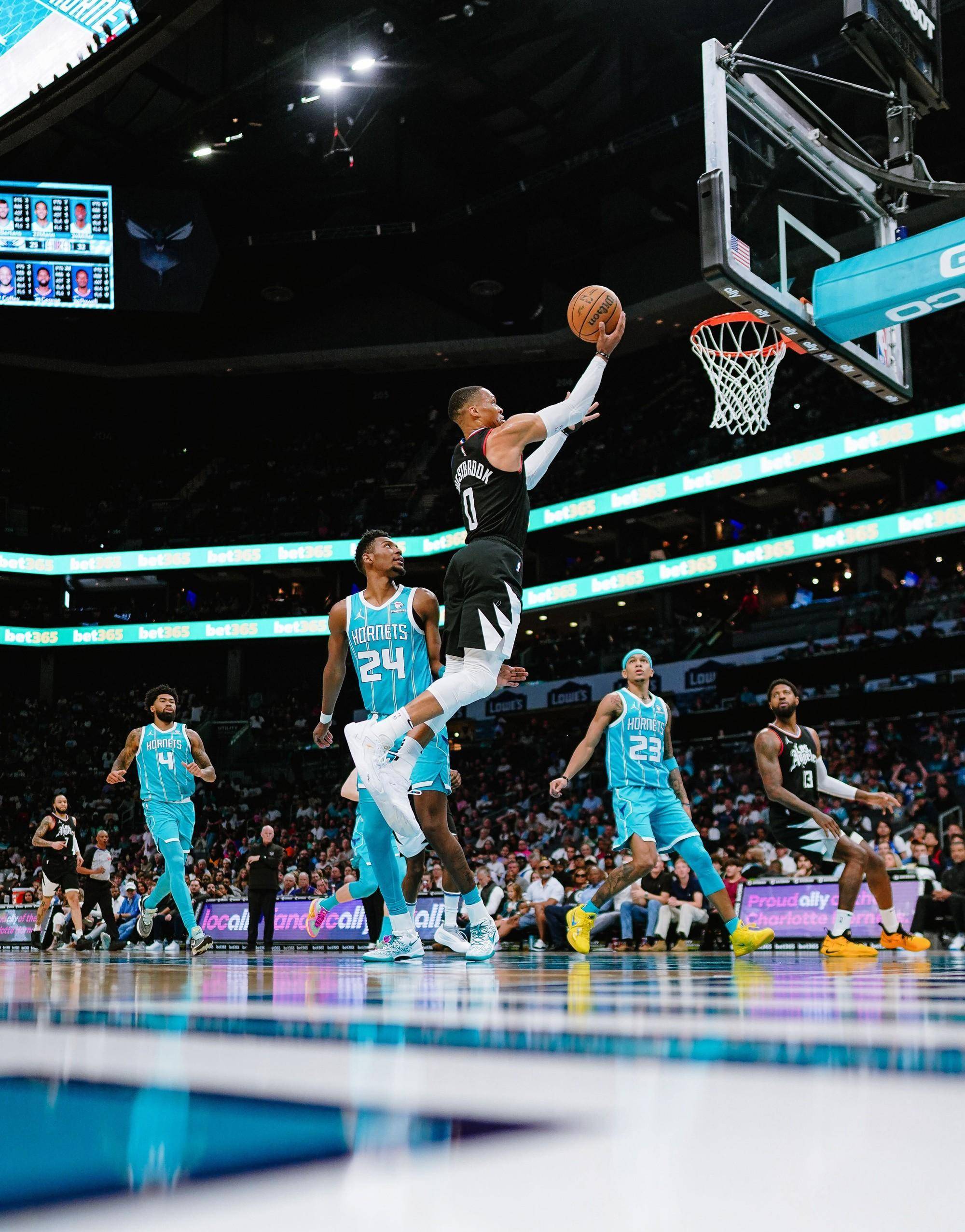 黄蜂负活塞，争夺东部前八激烈的简单介绍