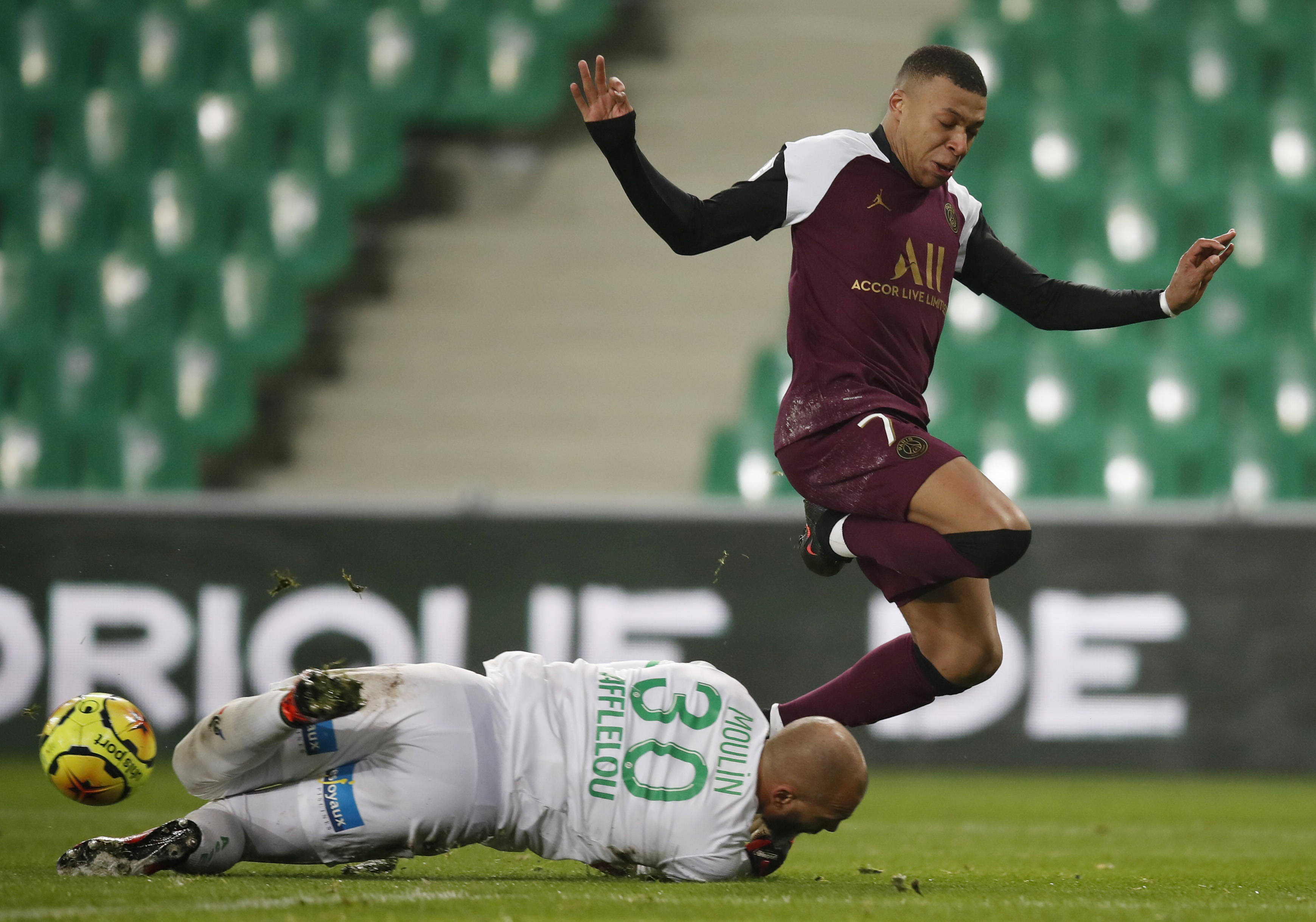 巴黎客场大胜圣埃蒂安，遥遥领先的简单介绍