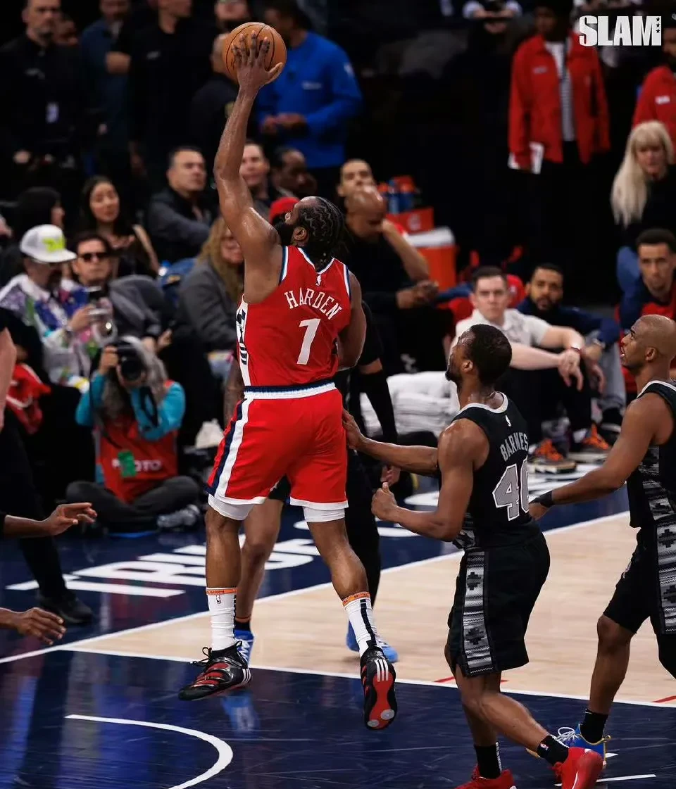 关于鹈鹕主场击败开拓者，霍勒迪得分全面表现的信息