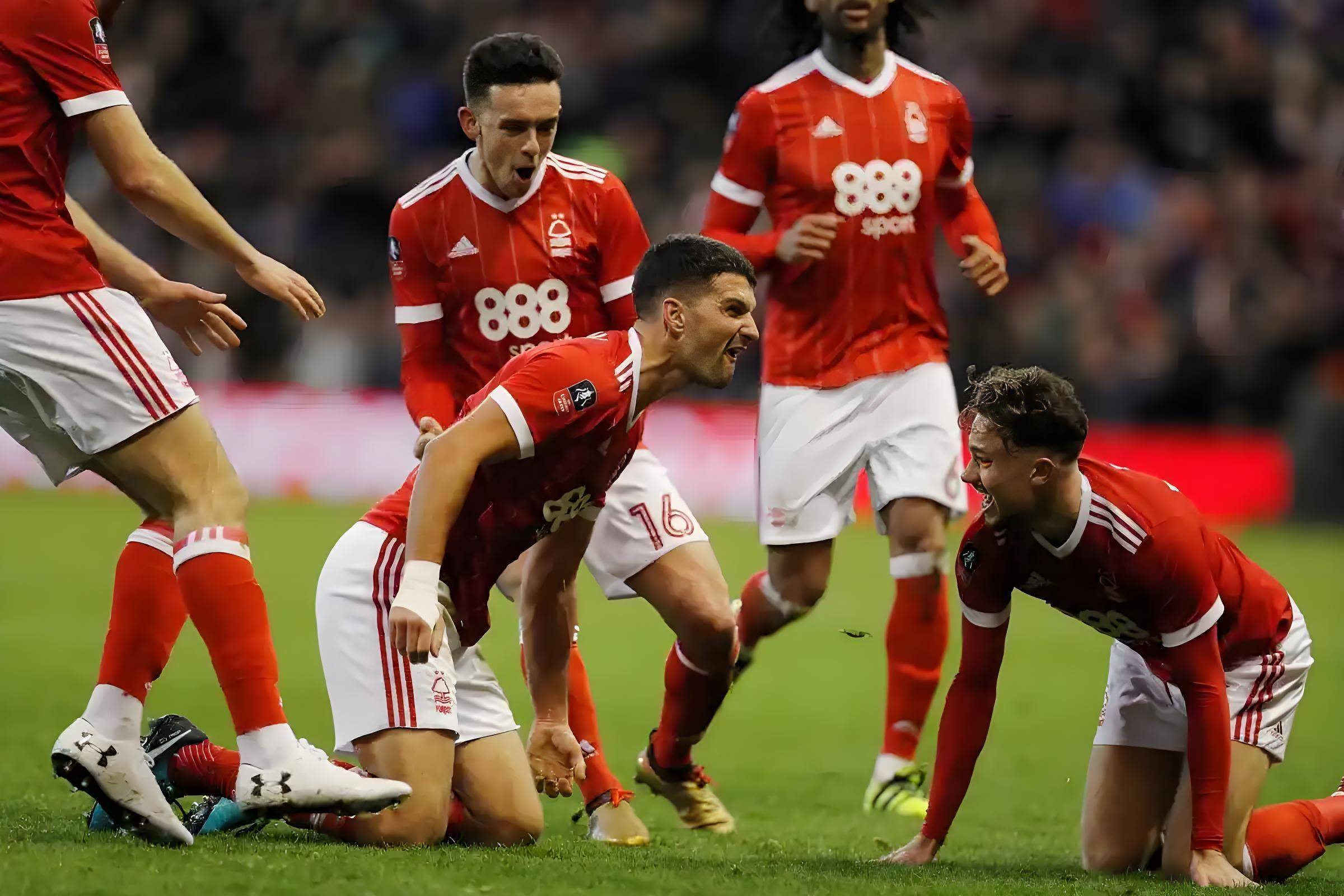 包含皇家社会连续不败，力压对手赢球的词条