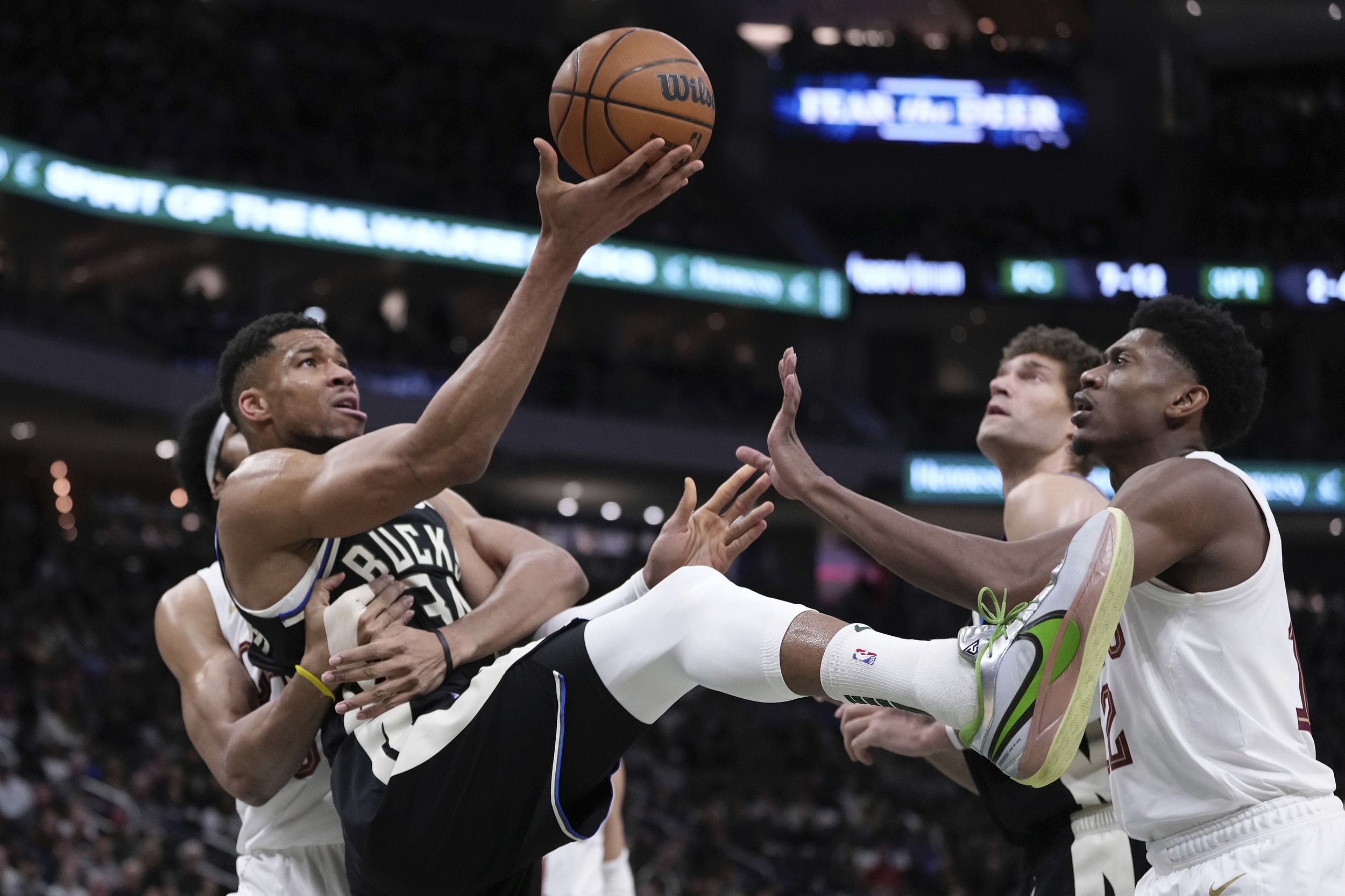 关于雄鹿B队绝地反击巴西男篮，库里制霸全场的信息