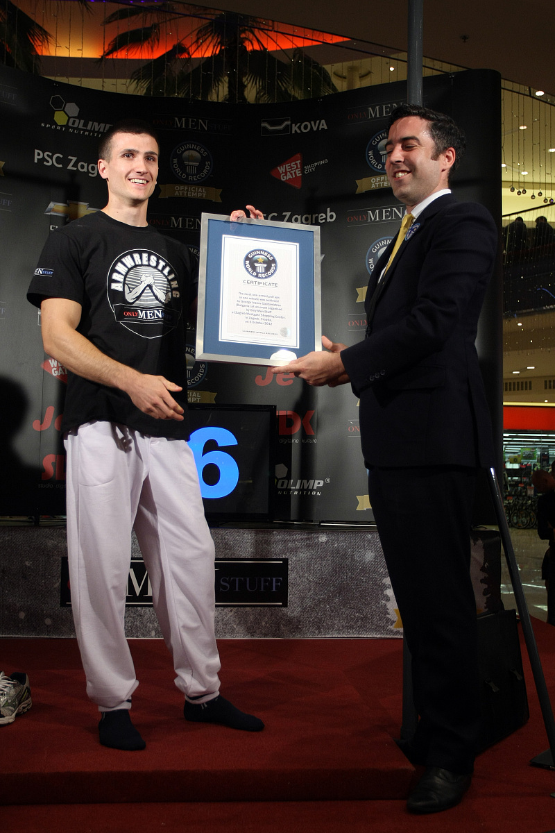 关于马刺血洗菲律宾男篮，汉密尔顿送出助攻的信息