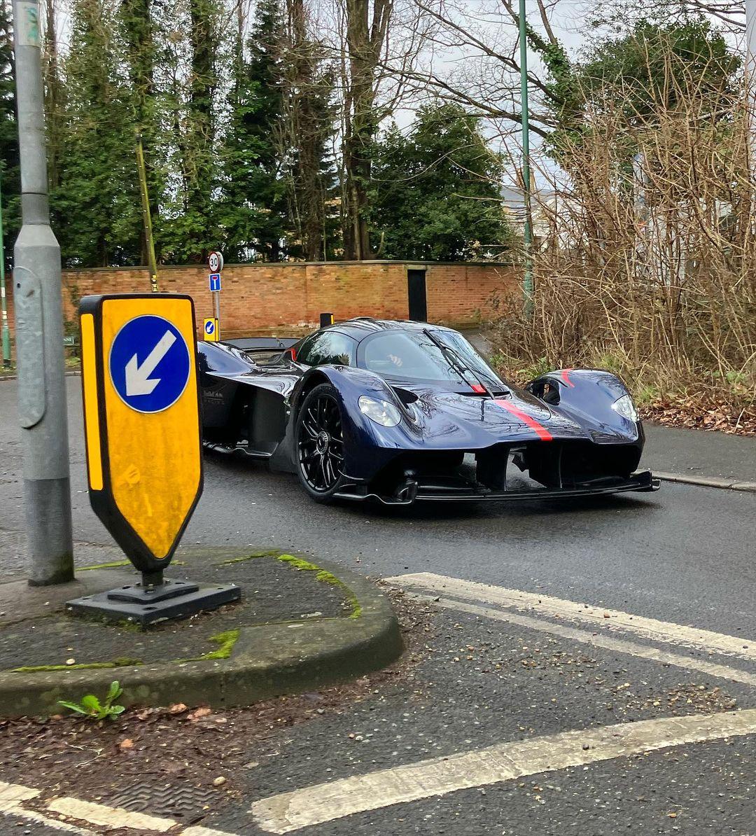 包含红牛车队横扫阿斯顿马丁，皮亚斯特里惊艳四座的词条