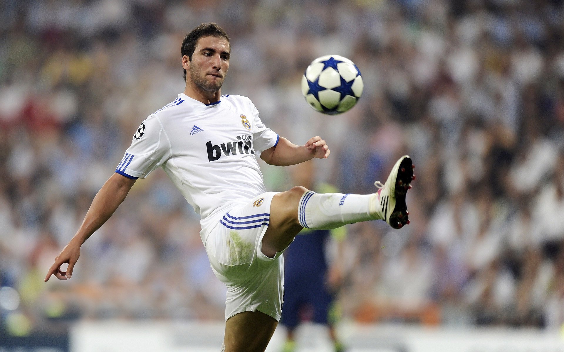 战术的囚笼与巨星的舞台，巴萨如何以体系压制亚特兰大，本泽马为何在聚光灯下更显锋芒